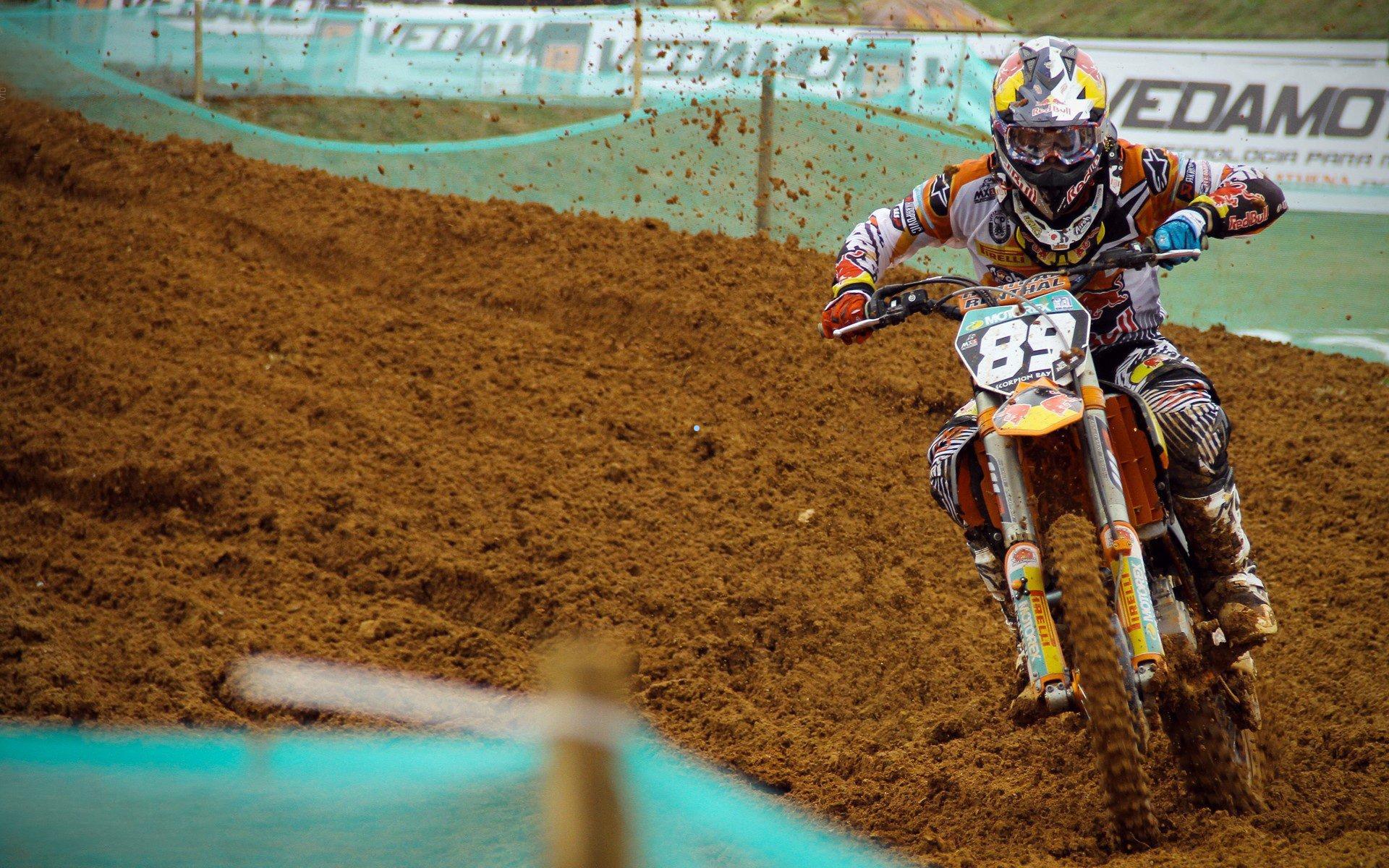 骑士后场长传险酿冲突，施罗德拦截失控肘击观众致比赛中断